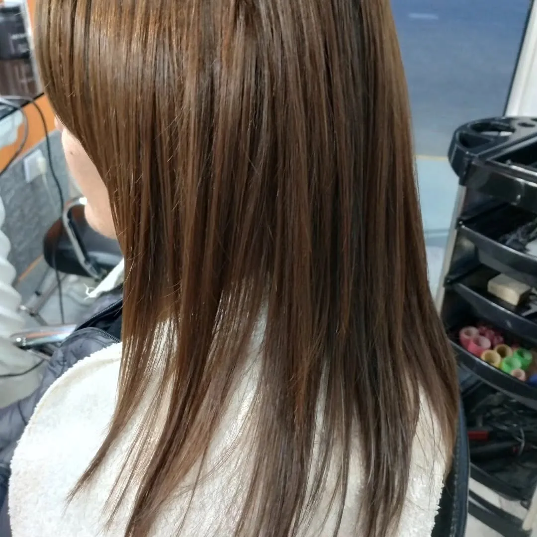 Clienta de Peluquería Evas con el pelo recién alisado